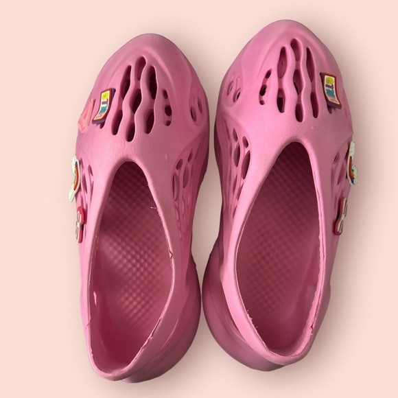 PINK KIDS RUNNERS WITH CHARMS SIZE 4 - Picture 9 of 9